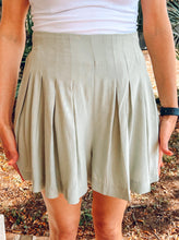 Swing Pleated Shorts | Olive