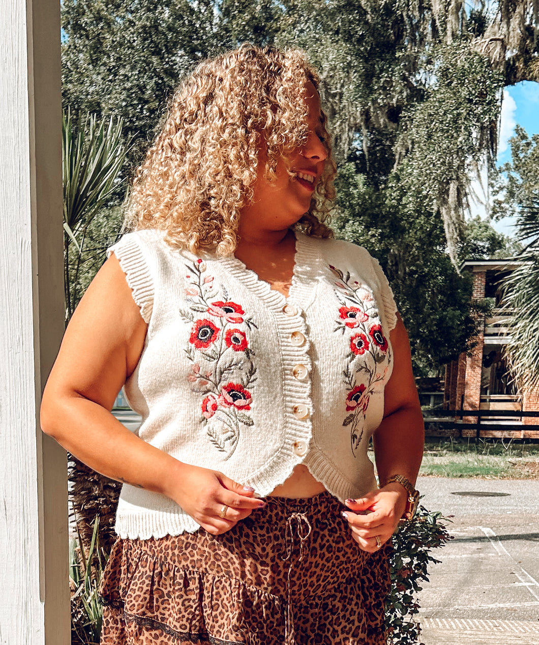 Vintage Embriodery Scalloped Vest | Taupe