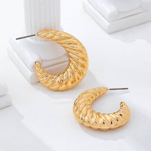 Vintage-Inspired Ribbed Earrings | Gold