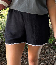 Airflow Contrast Trim Shorts | Black